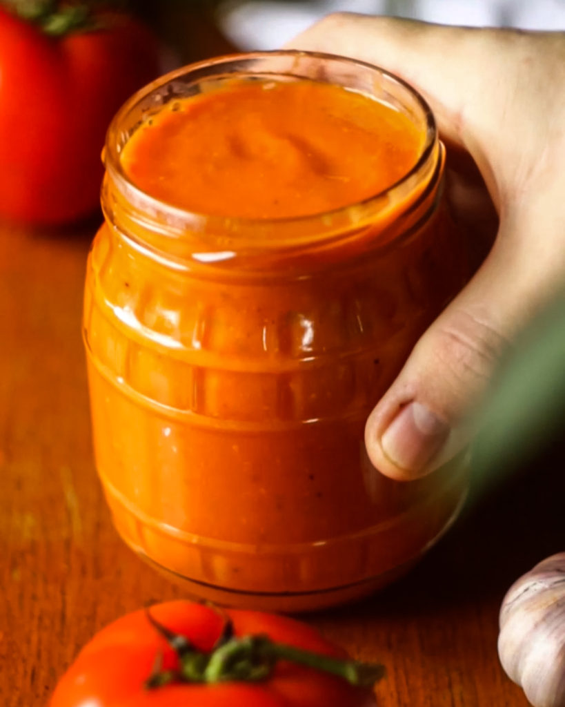 Molho de tomate caseiro é uma alternativa mais saudável ao industrializado. 