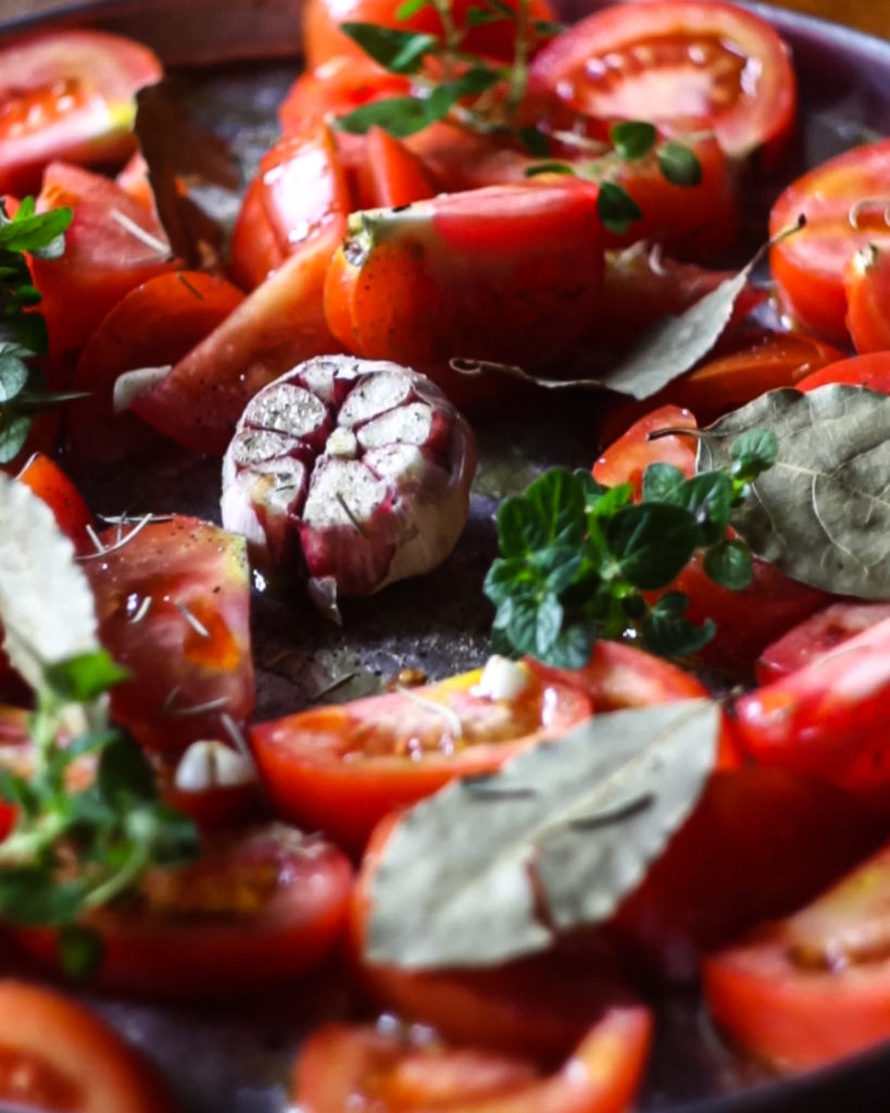 Tomates assados para o preparo de um molho de tomate caseiro