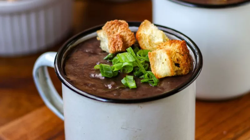 Caldinho de Feijão Vegano e Defumado – Receita Fácil e Confortante